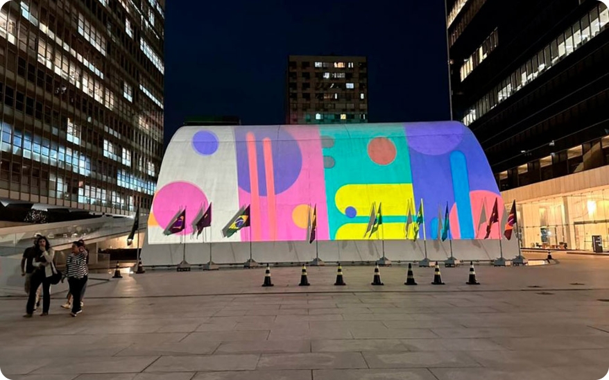 centro cultural da fgv visto de fora com uma projeção artística na abóboda