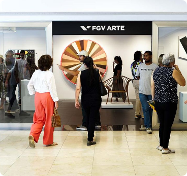 pessoas no hall da galeria FGV Arte